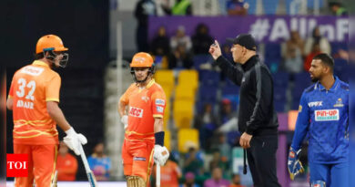 Spirit of cricket on display! Tom Curran called back to bat despite 'Out' call in ILT20. Watch | Cricket News